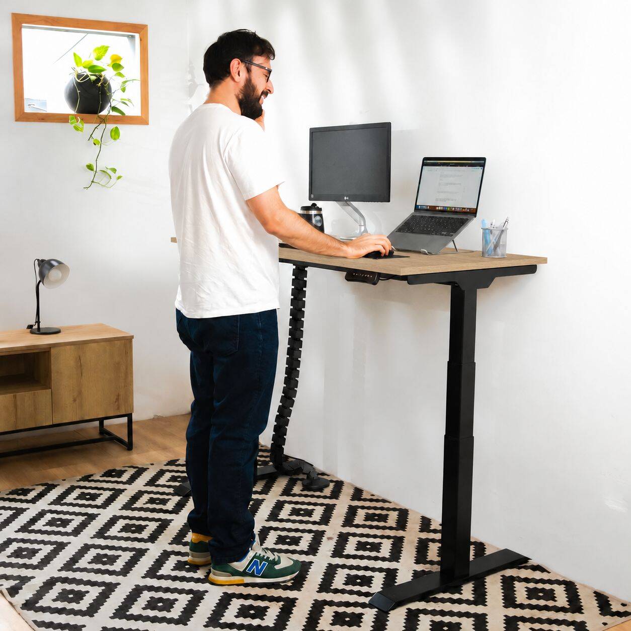 Escritorio regulable Sit and Stand – Estación de trabajo diseñada para trabajar. No para jugar.