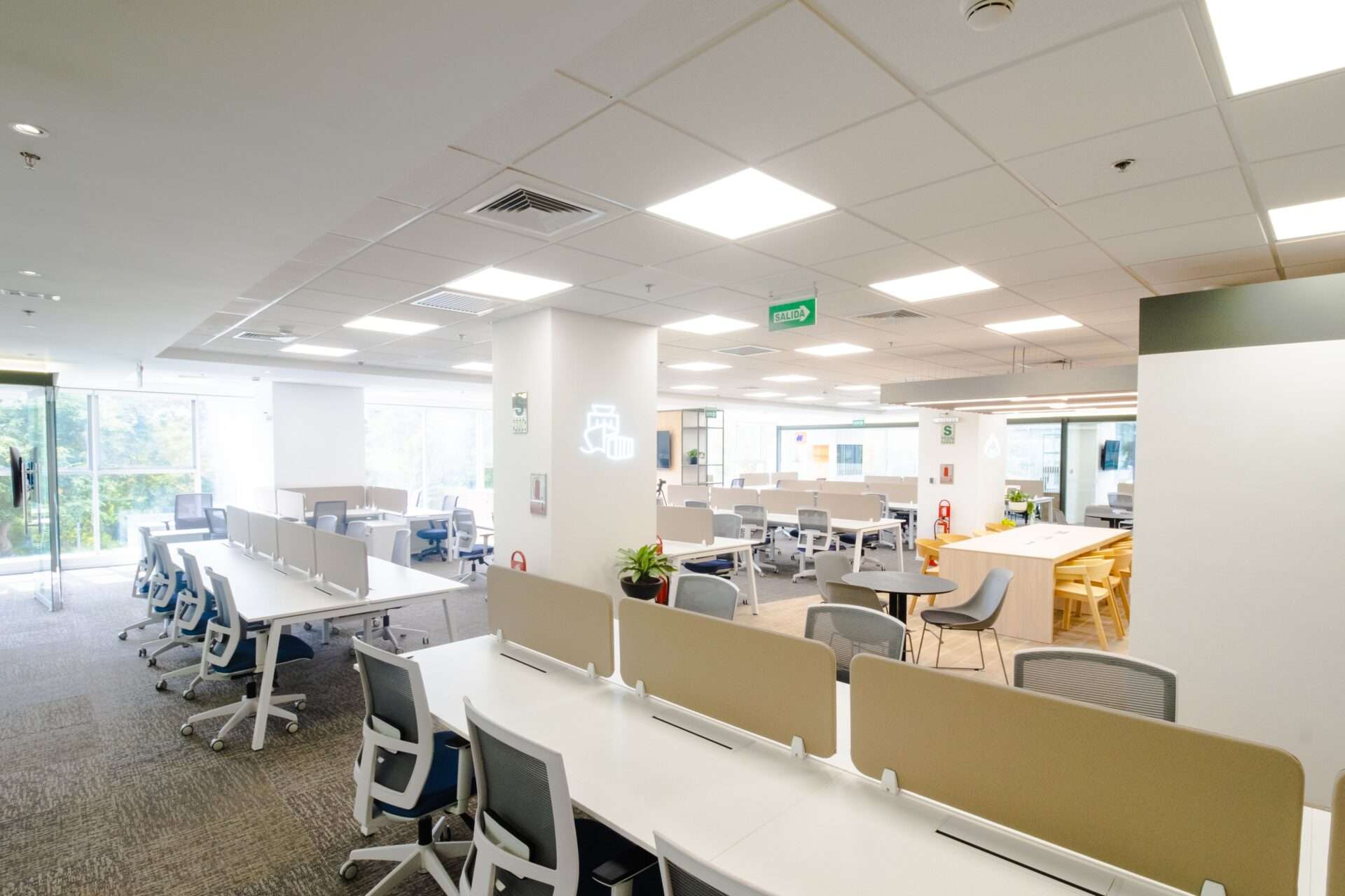 Hapag Lloyd - bench aster en espacios amplios