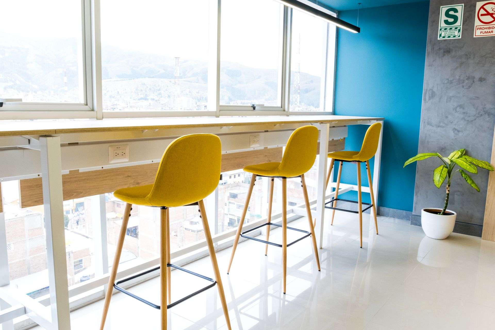 la base cowork huancayo - mesas altas y butacas altas