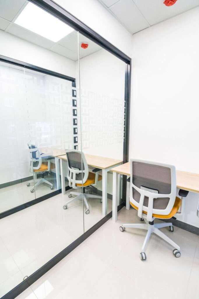la base cowork huancayo - escritorios rectos quadra y sillas taylor