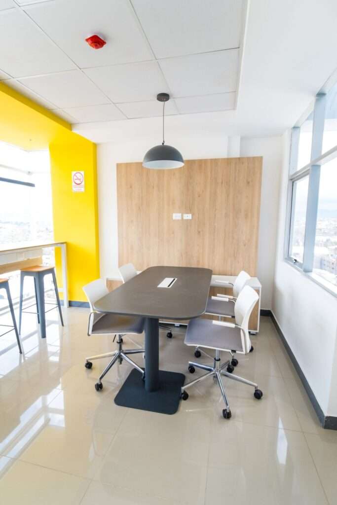 la base cowork huancayo - mesas especiales para reuniones dinamicas