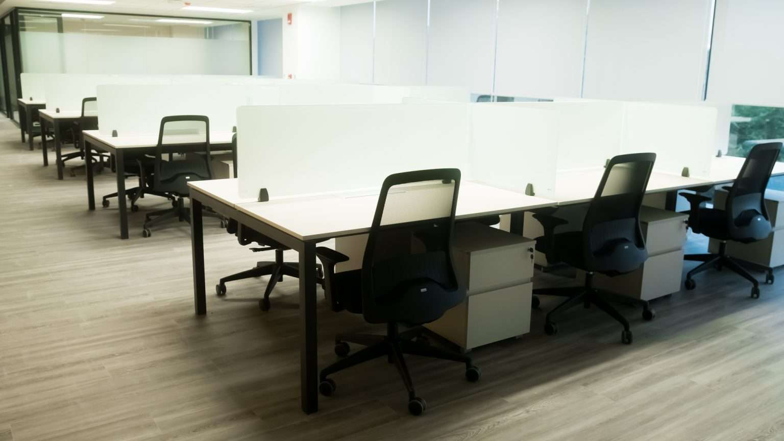 Proyecto Chinalco - bench quadra+ con vallas separadoras por puesto