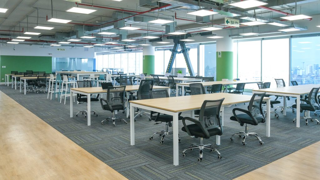 Proyecto San Fernando - espacios de trabajo colaborativo implementadas con mesas bench quadra+