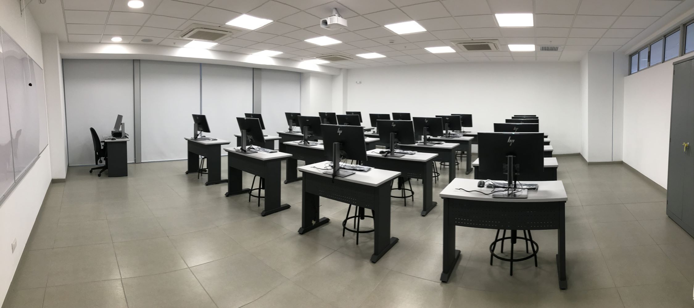 SENATI - Mobiliario especial de escritorios personales para salones