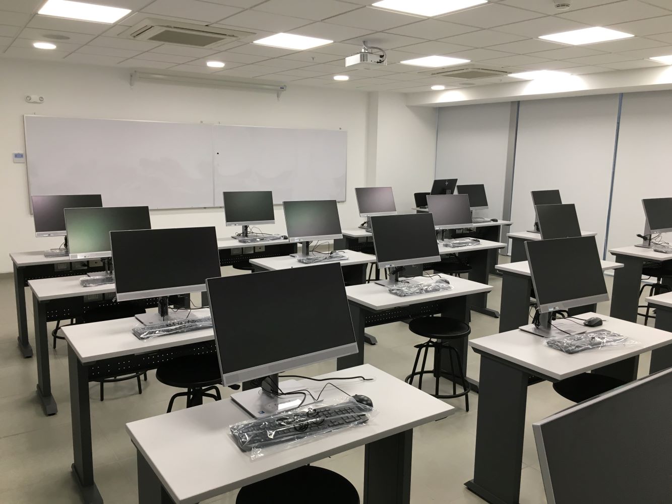 SENATI - muebles especiales para salas de estudio