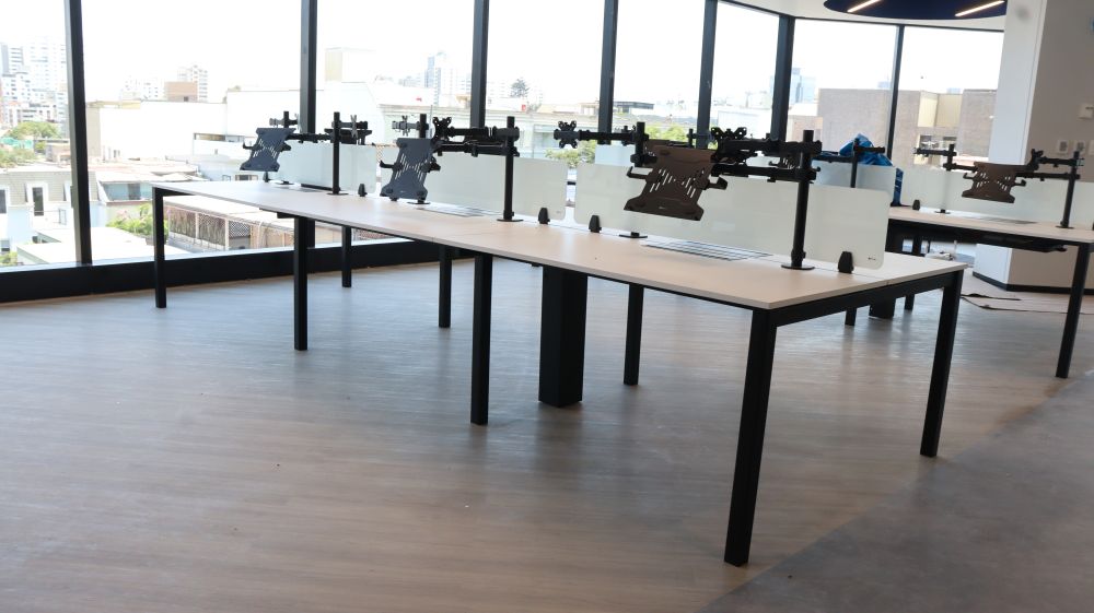 proyecto isarep - brazos portamonitor en bench quadra+