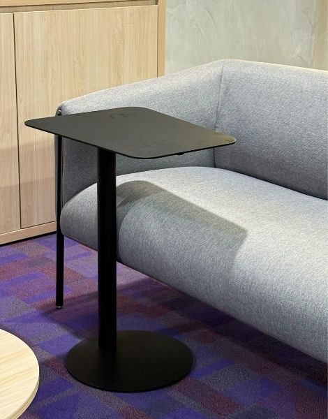 Proyecto Paysafe - mesas portalaptop junto a sillonera