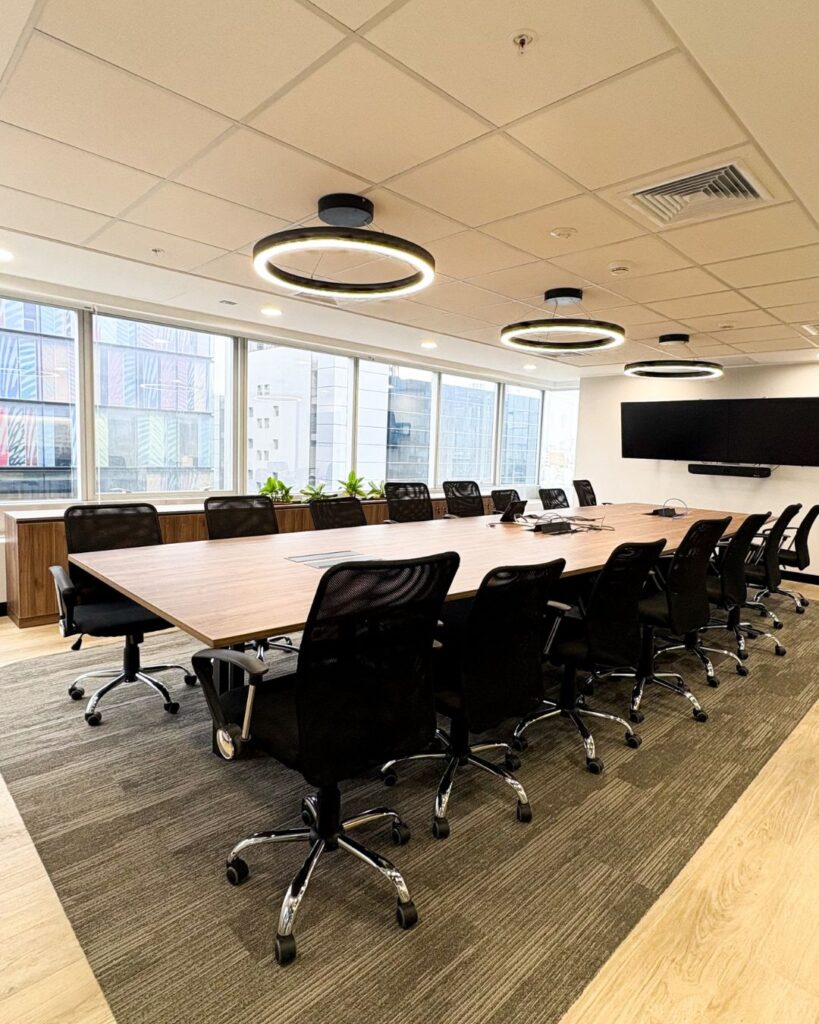 Proyecto Ferrovial - mesas de reuniones grandes