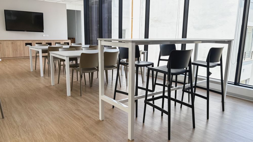 Proyecto Herbalife - mesas altas para espacios coworking